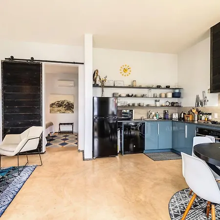 Modern Baca Railyard With Terrace Apartment